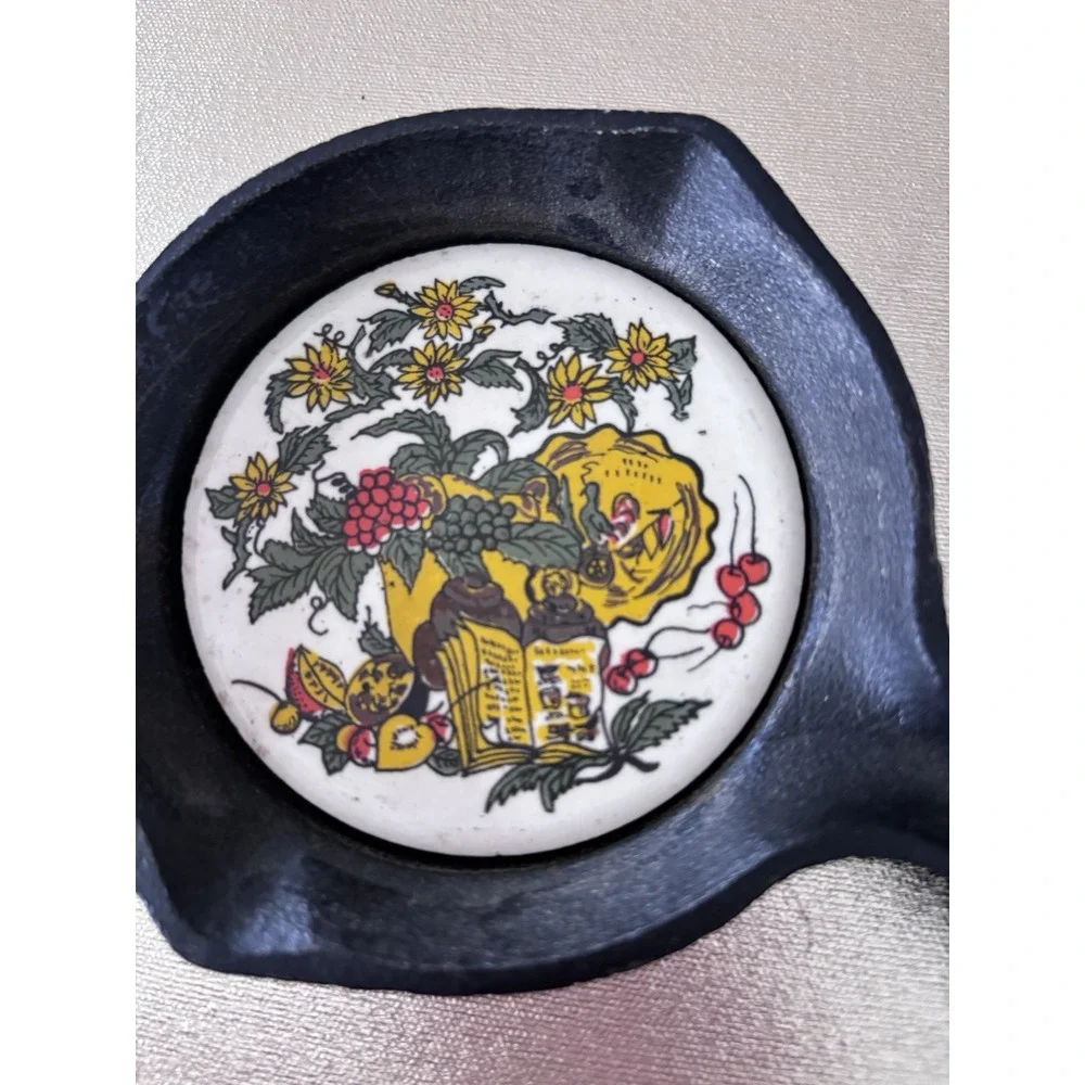 Vintage Souvenir Miniature‎ Cast-Iron Skillet With Ceramic Plate Ashtray. 3110